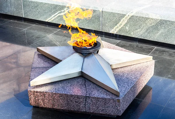 Ewige Flamme zur Erinnerung an den Sieg im großen patriotischen Krieg — Stockfoto