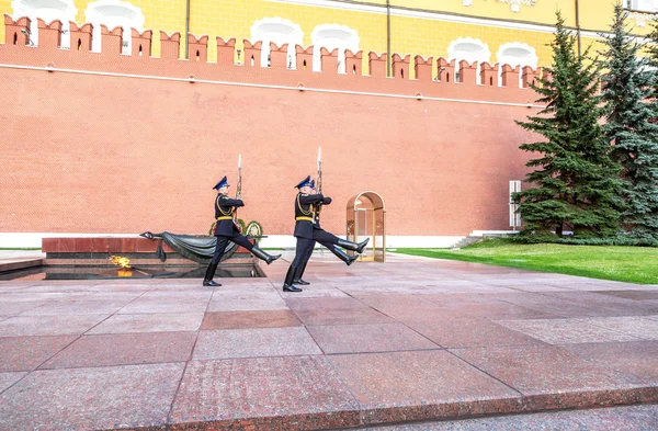 Смена почетного караула у Вечного огня в Москве — стоковое фото