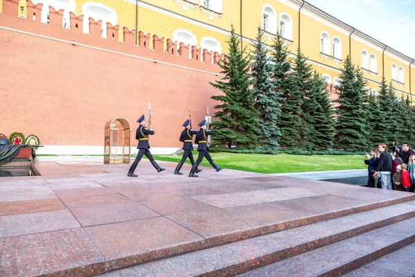 Verandering van de Erewacht bij de Eeuwige Vlam in Moskou — Stockfoto