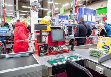 Bir zincir hipermarketinde para masası görüntüsü