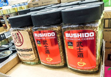 Süpermarketin rafındaki Bushido premium kahve.