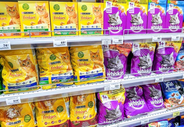 Різні свіжі котячі страви готові до продажу на полицях супермаркету. — стокове фото