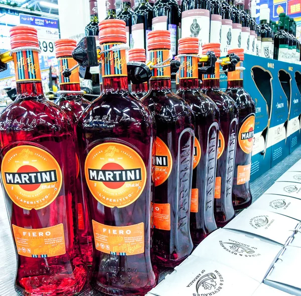 Бутылочные алкогольные напитки мартини готовы к продаже — стоковое фото