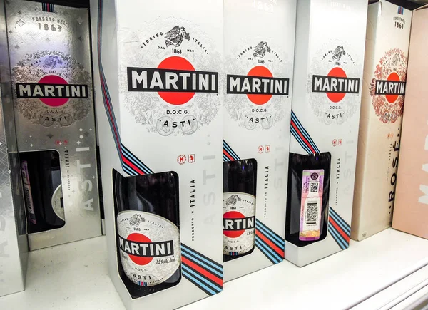 Bebidas alcohólicas embotelladas martini listo para la venta — Foto de Stock