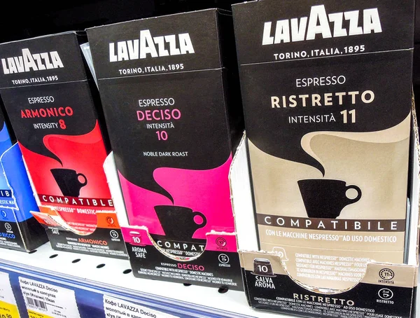 Balení kávy Lavazza na polici v obchodě s potravinami — Stock fotografie
