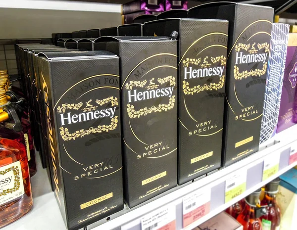 Бутылочные алкогольные напитки Hennessy коньяк на полке в supe — стоковое фото