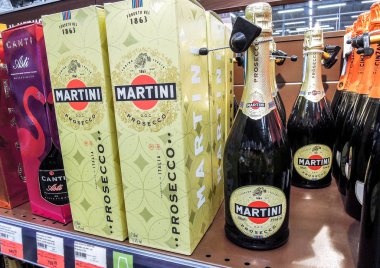 Şişelenmiş alkollü içecekler martini satışa hazır