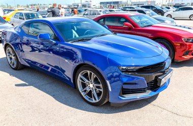 Chevrolet Camaro şehir sokağına park etmiş.