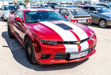Chevrolet Camaro şehir sokağına park etmiş.