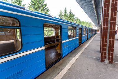 Yungorodok istasyonundaki mavi metro durağı.