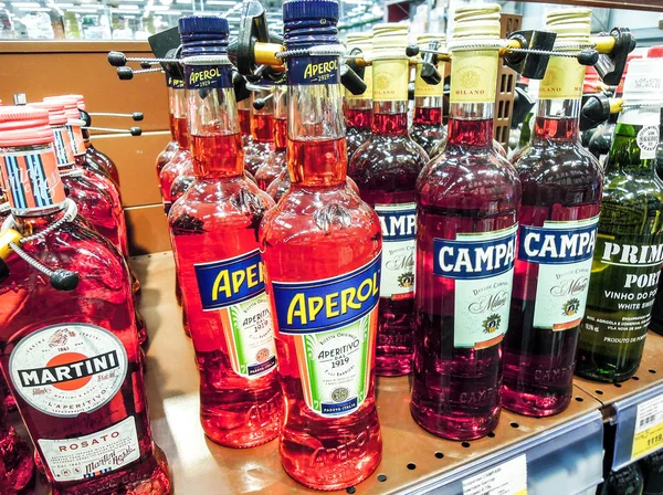 Diverses boissons alcoolisées en bouteille prêtes à la vente — Photo