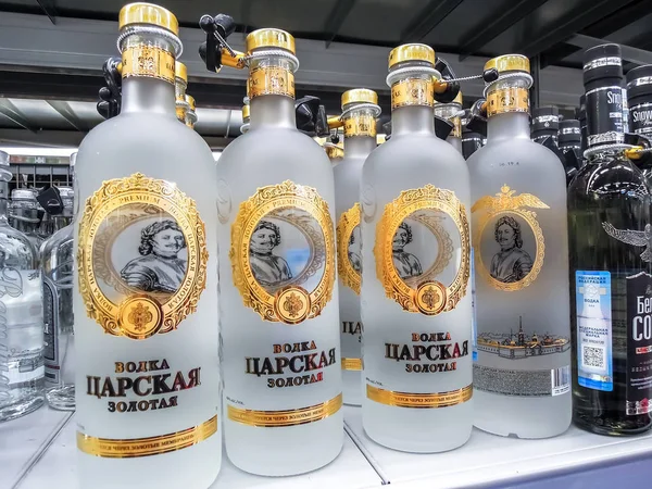 Русская водка готова к продаже на полке — стоковое фото