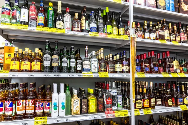 Różne butelkowane napoje alkoholowe gotowe do sprzedaży — Zdjęcie stockowe