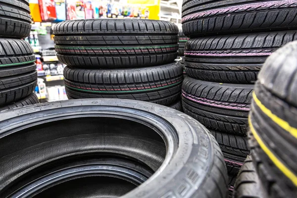 Summer vehicle tires stacked up for sale at the store — Stock Photo, Image