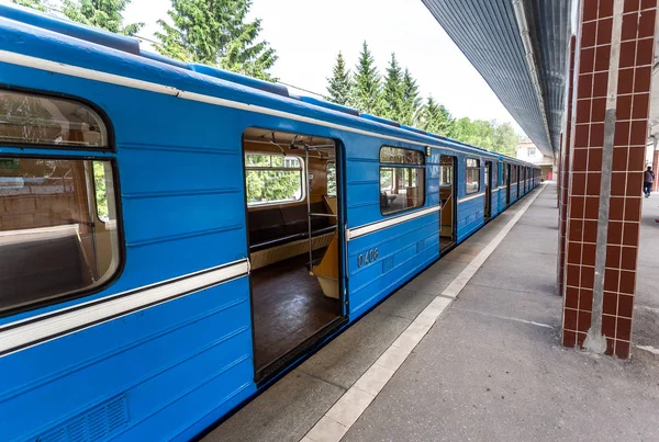 Blå tunnelbanetåg står vid slutstationen Yungorodok — Stockfoto