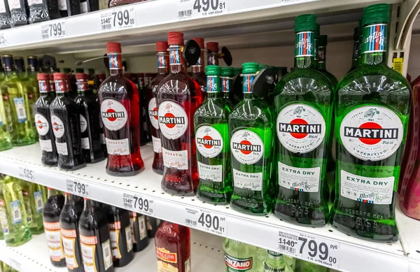Gebotteld alcoholische dranken Martini klaar voor verkoop — Stockfoto