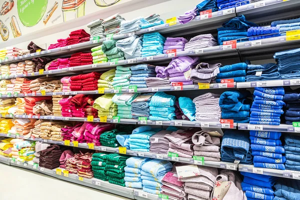 Diverse gekleurde handdoeken klaar om te verkopen in de supermarkt — Stockfoto