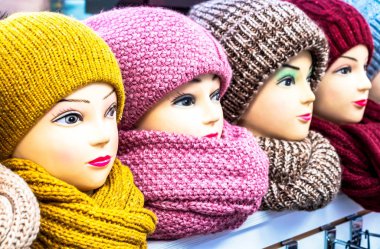 Yünlü örgü kepler ve eşarplar.