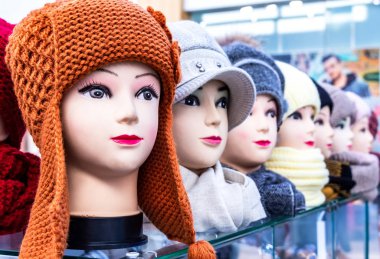 Yünlü örgü kepler ve eşarplar.