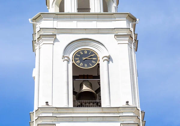 Fragmento de torre de sino do mosteiro de Iversky com sino e ch — Fotografia de Stock