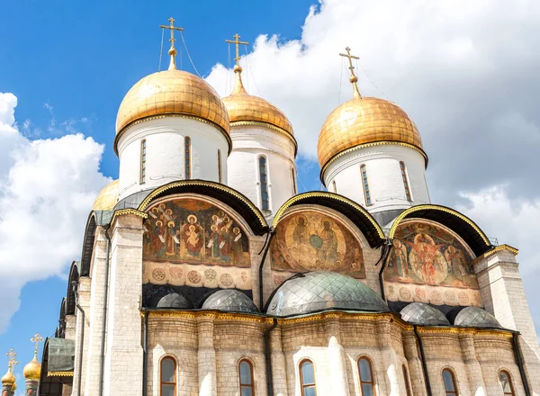 Domes van de Hemelvaart Kathedraal van het Moskou Kremlin — Stockfoto