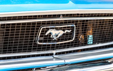 Retro araba Ford Mustang logosu