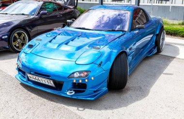 Mazda Rx-7 aracı şehir sokağına park edilmiş.