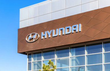 HYUNDAI Bayilik logo resmi satıcı cephesinde