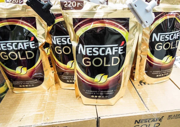 Nescafe Gold kávékészletek a polcon — Stock Fotó