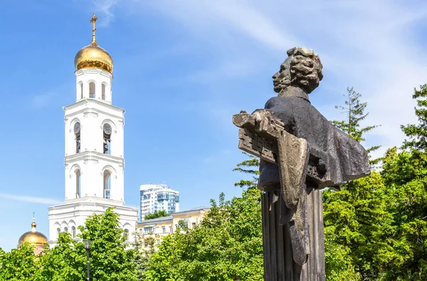 Bronze monument to famous Russian poet Alexander Pushkin — Stock Photo, Image