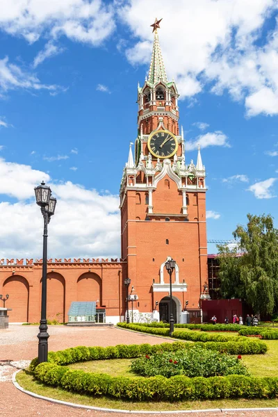 Вид на Спасскую башню с внутренней территории Московского Крема — стоковое фото