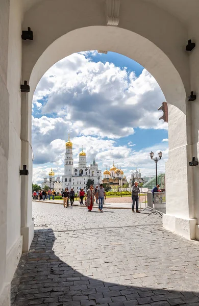 Uitzicht op de Moskouse kathedralen door de poortboog van t — Stockfoto