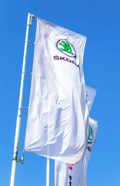 Skoda banderas concesionarias contra el cielo azul — Foto de Stock