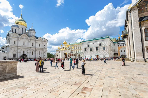 Orthodoxe kathedralen van het Moskouse Kremlin op het plein van de kathedraal — Stockfoto