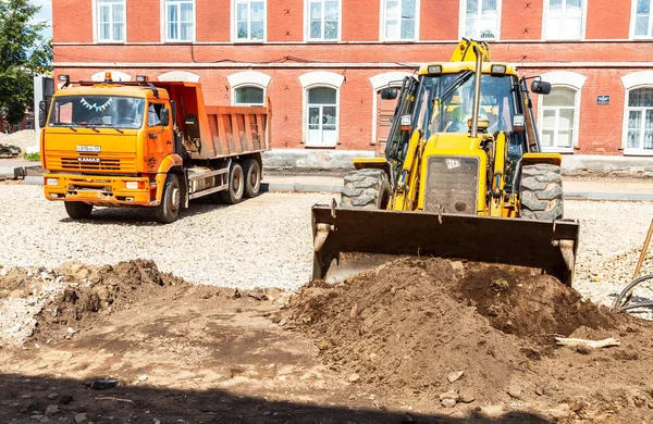 Передний погрузчик работает над строительством новой дороги — стоковое фото