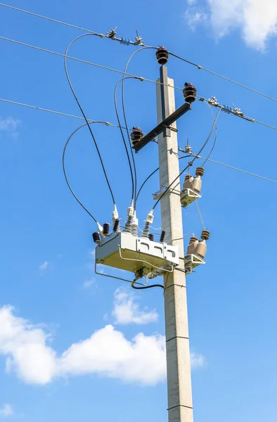 Transformator voor hoge elektriciteitscentrale op de pijler — Stockfoto