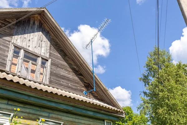 Antena en el techo de la casa de madera — Foto de Stock