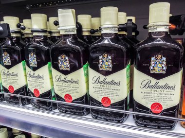 Ballantine 'ın viskisi rafta satışa hazır.