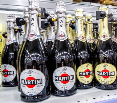 Şişelenmiş alkollü içecekler Martini rafta satılmaya hazır. 