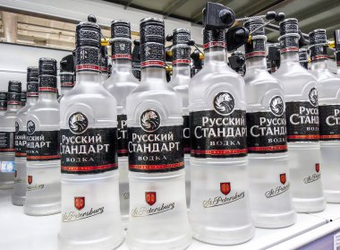 Rus votkası süpermarketteki rafta satışa hazır.