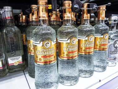 Rus votkası süpermarketteki rafta satışa hazır.