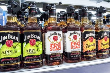 Jim Beam Whiskey süpermarketteki rafta satışa hazır.