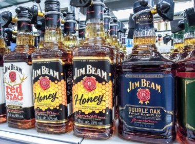 Jim Beam Whiskey süpermarketteki rafta satışa hazır.