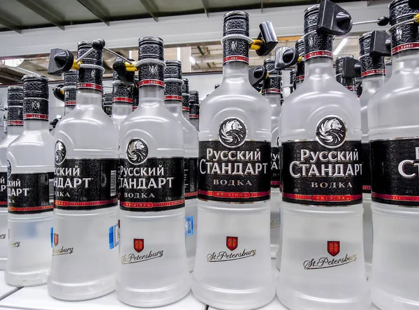 Русская водка готова к продаже на полке в супермаркете — стоковое фото
