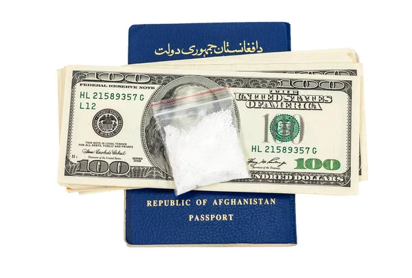 Pakiet z narkotykami nad afgańskim paszportem i amerykańskim dolarem — Zdjęcie stockowe