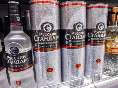 Rus Standart Votkası süpermarketteki rafta satışa hazır.