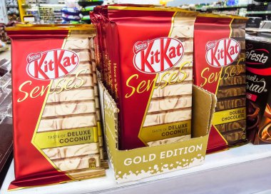 Süpermarketin rafında farklı taze Kitkat çikolata paketleri