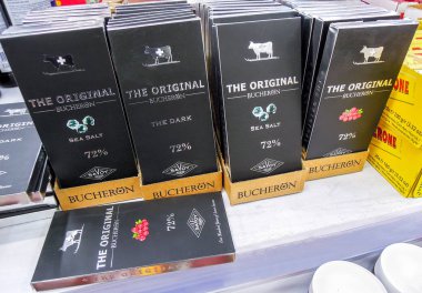 Süpermarket raflarında farklı taze Bucheron çikolata paketleri