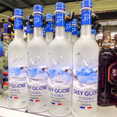Grey Goose votkası süpermarketteki rafta satılmaya hazır.