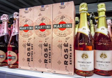 Şişelenmiş alkollü içecekler Martini rafta satılmaya hazır.